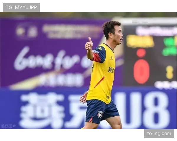 杨昊比赛间隙连喝两杯能量饮料，还真不是一般人撑得住的节奏？