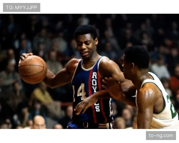 奥斯卡罗伯特森利用错位单打主导进攻并重塑控卫职能