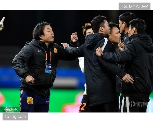 替补席吃红牌会被罚上看台？规则如何界定非球员的纪律处罚