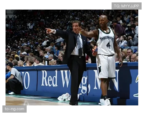 比卢普斯无球跑动制造空位，关键回合主导掘金进攻